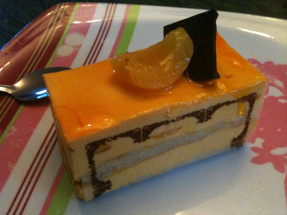 Mousse Abricot Mangue sur biscuit aux amandes